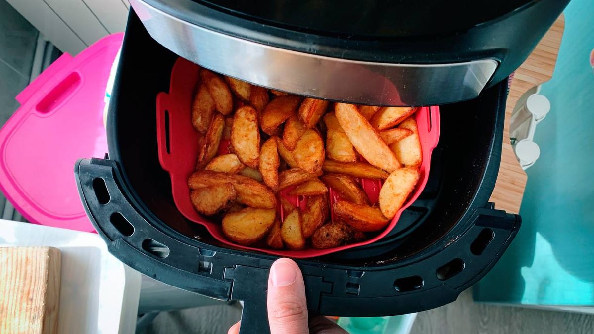 Descubre qué recipientes se pueden meter en la freidora de aire