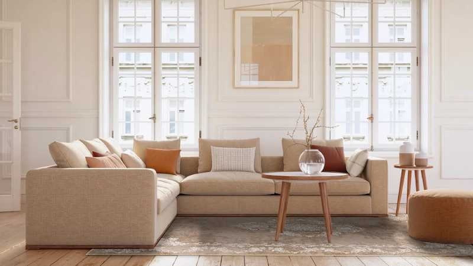 Salón elegante con sofá beige y cojines de colores.