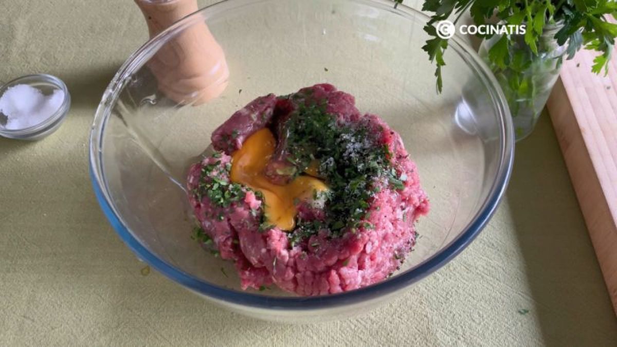 Preparamos la masa de las albóndigas