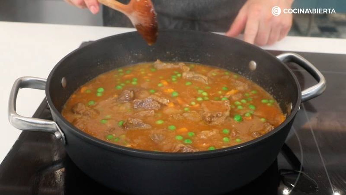 Cocina el estofado con vino blanco y caldo de verduras