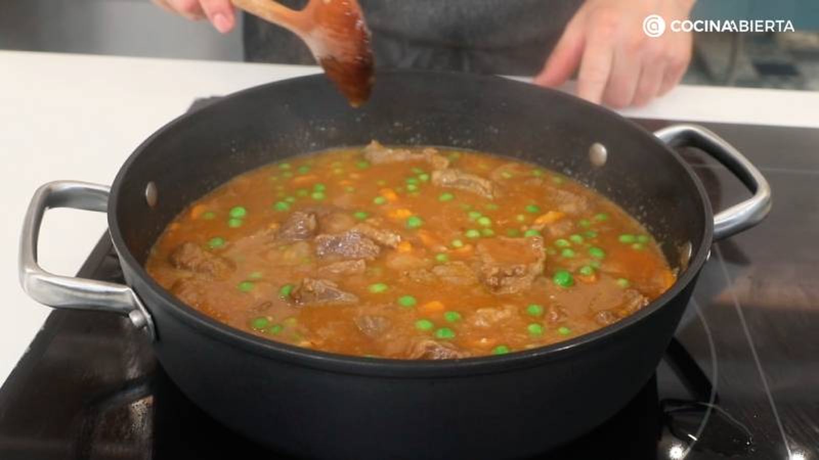 Cocina el estofado con vino blanco y caldo de verduras