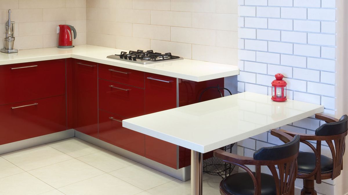 Cocina luminosa blanca y roja abierta al salón 1