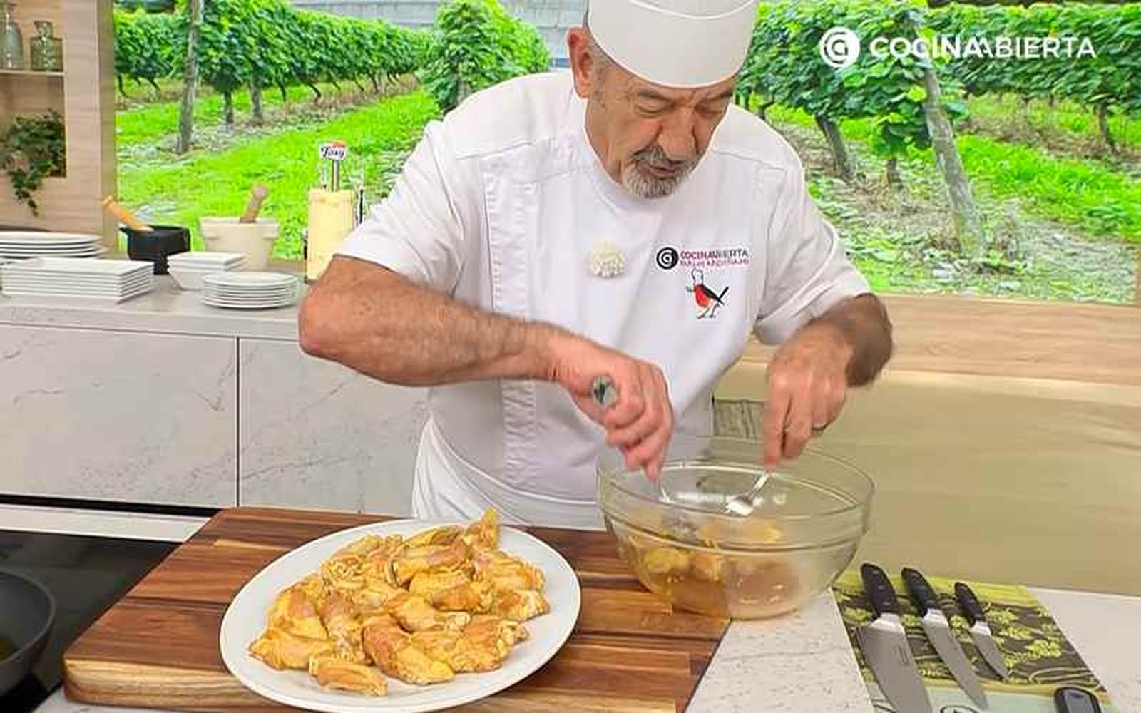 Pon las alitas marinadas en salsa de soja en una fuente