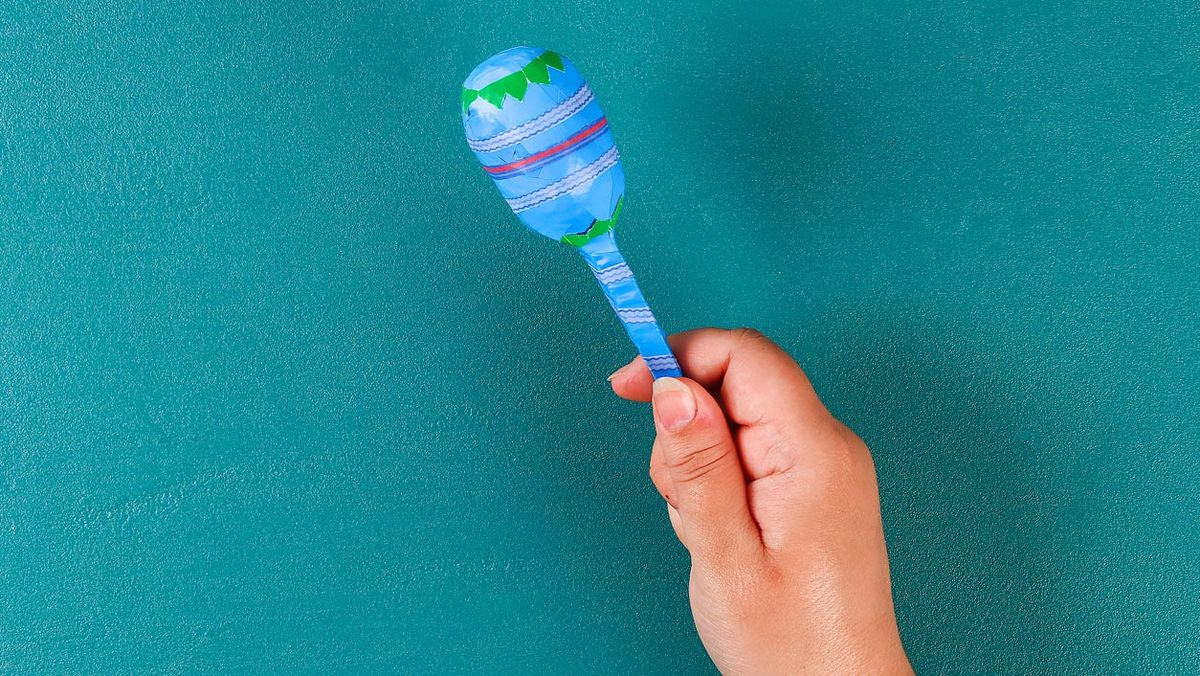 como hacer maracas con cucharas de plastico paso 5
