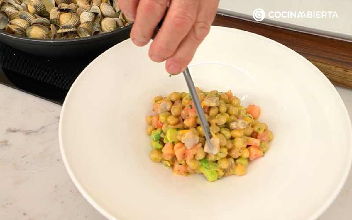 Sirve la ensalada de garbanzos con berberechos