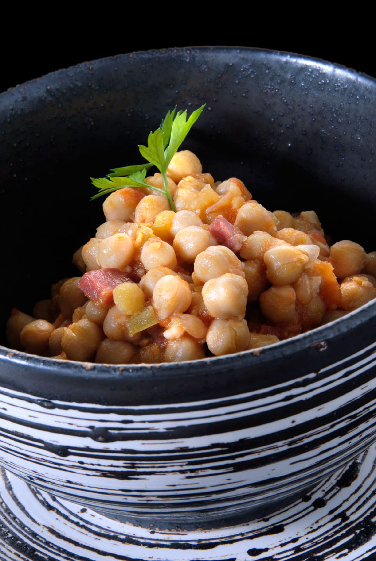 Garbanzos con refrito de jamón y tomate