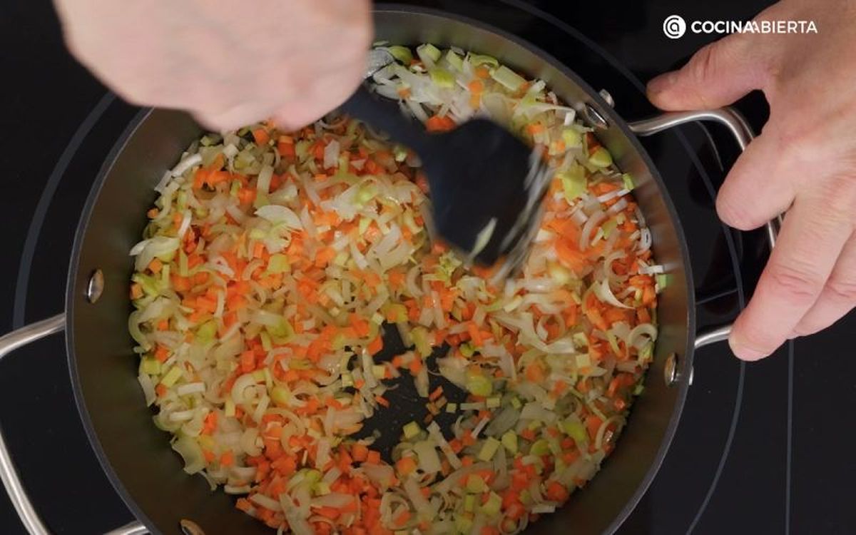 Sopa de pollo con jamón y huevo duro - paso 1