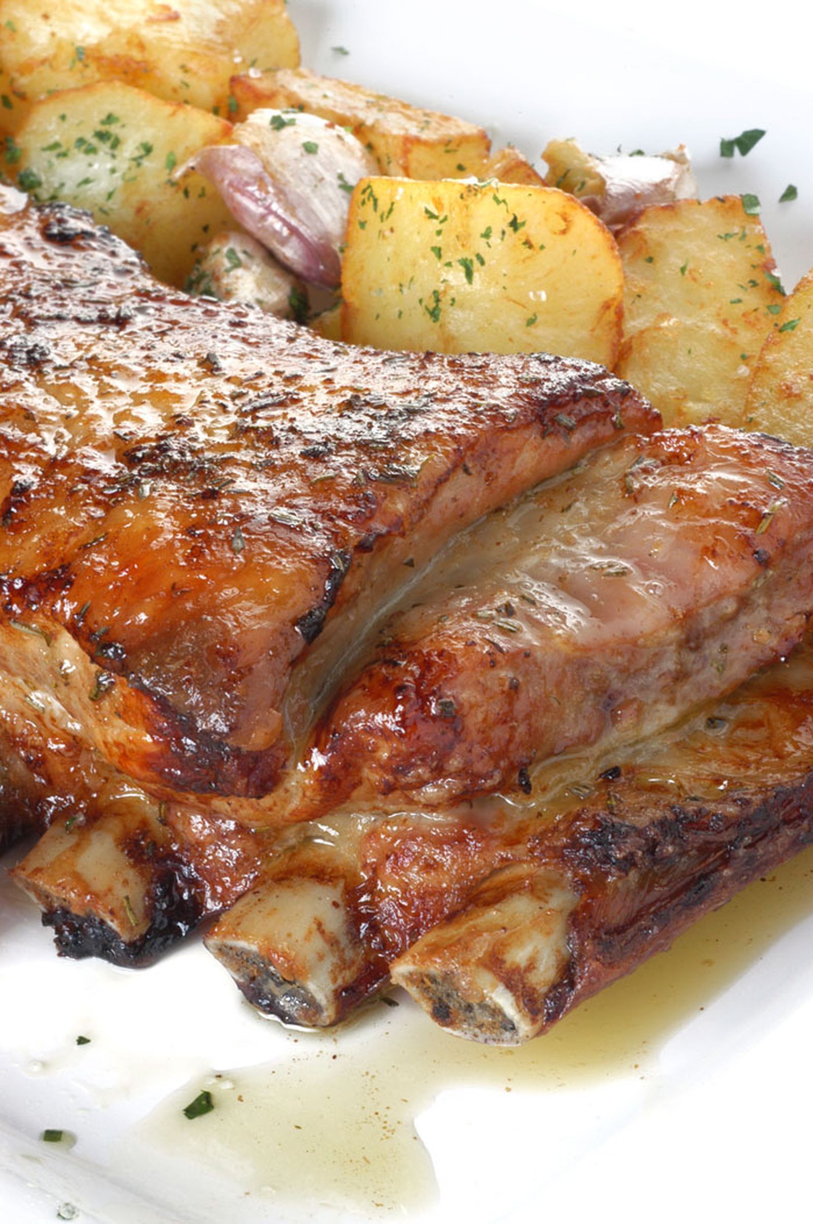 Costilla de ternera asada con patatas confitadas