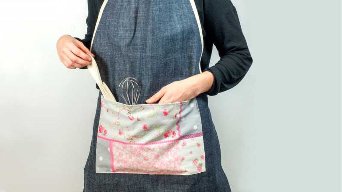 Delantal vaquero con un bolsillo de tela estampado.