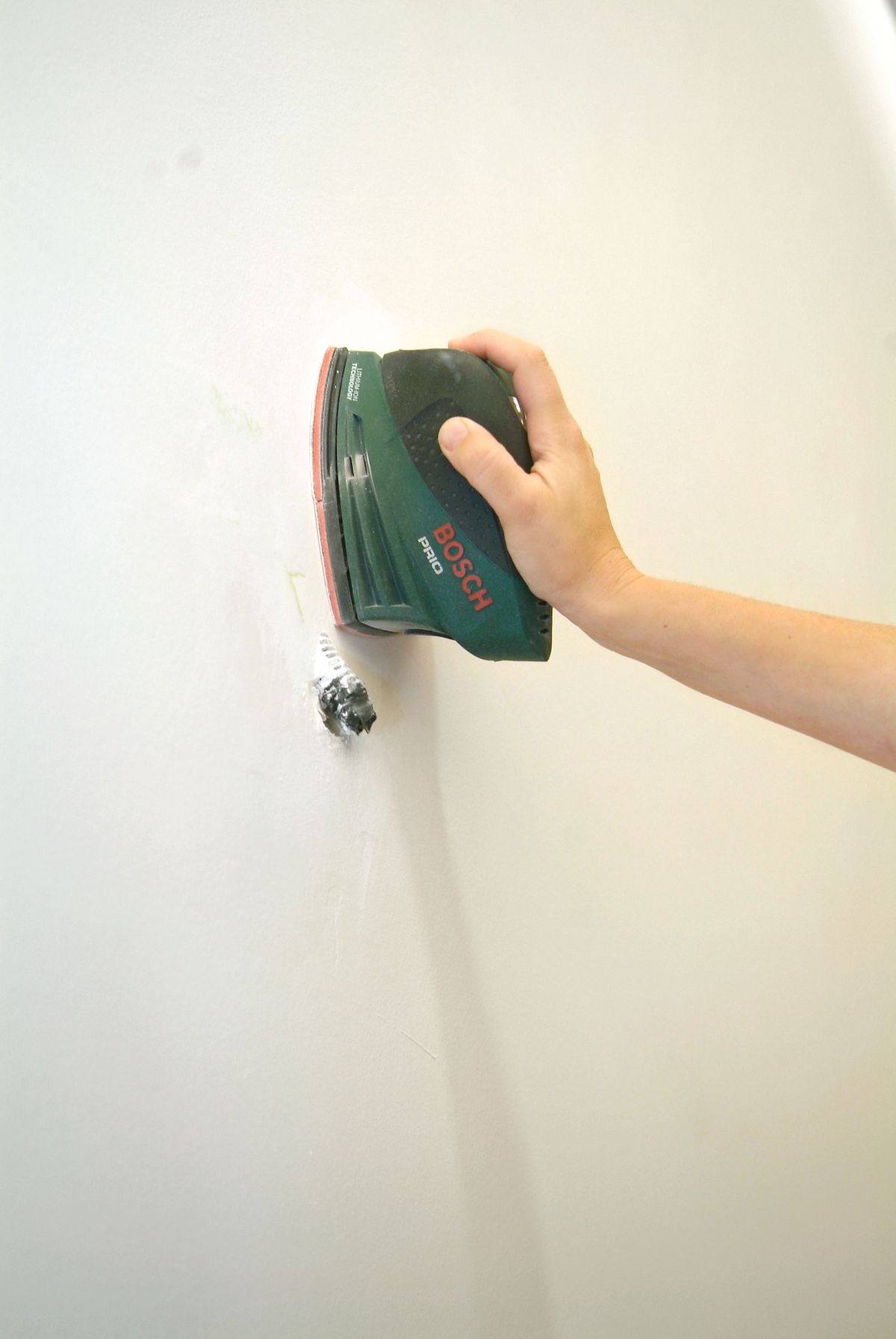 Rellenar y tender rozas en pared paso 6