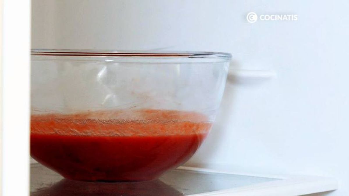 Dejamos reposar el gazpacho de remolacha en la nevera