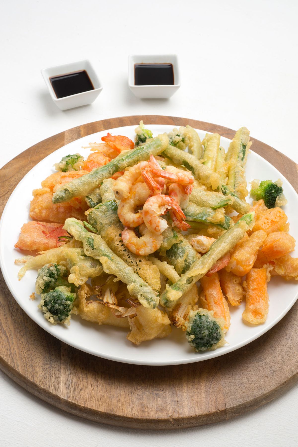 KARL5685 1 Tempura de hortalizas y langostinos (1070) (vertical editorial)