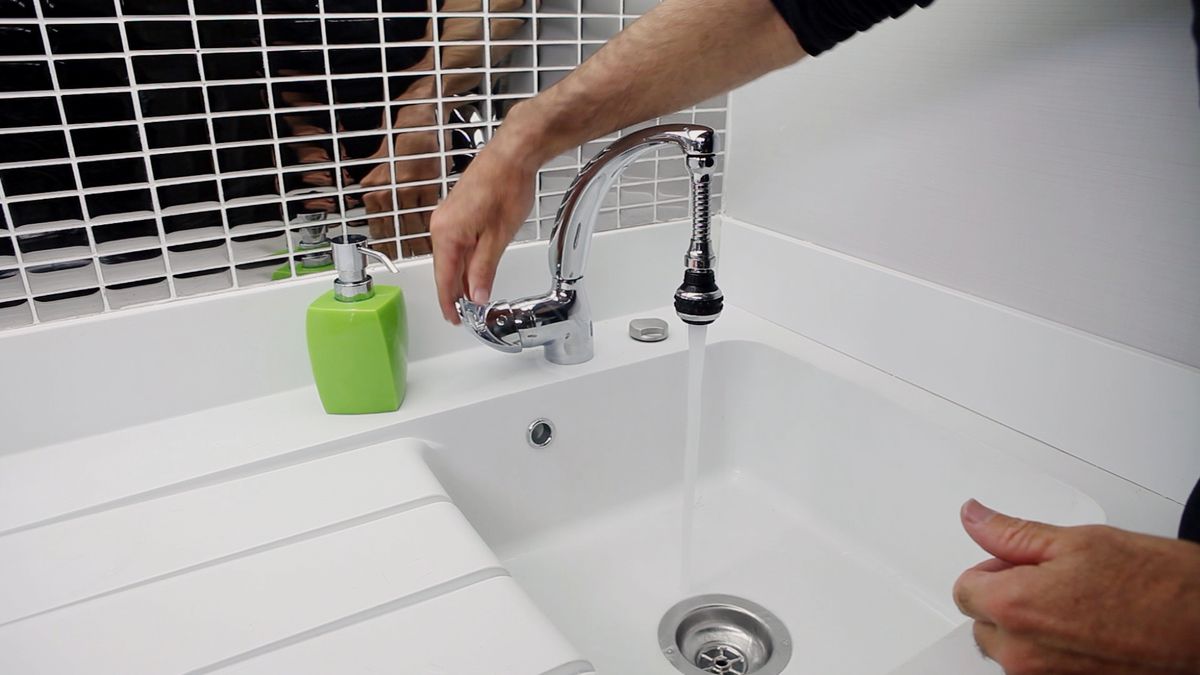 Colocar un aireador flexible para grifo de cocina paso 5