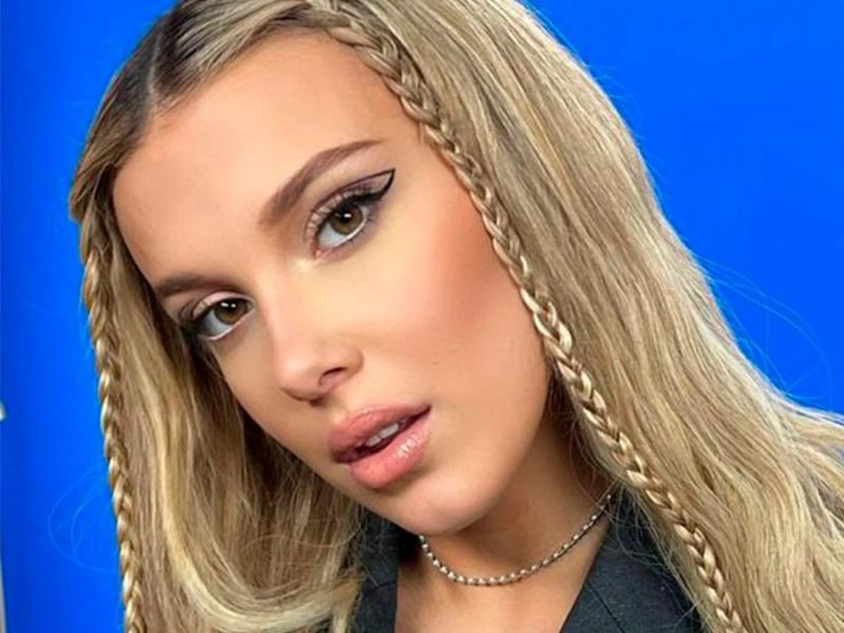 Millie Bobby Brown rubia y raya al medio