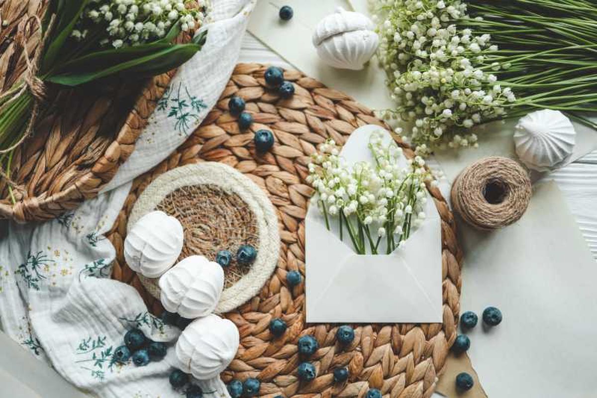 Mesa con decoración craftcore.