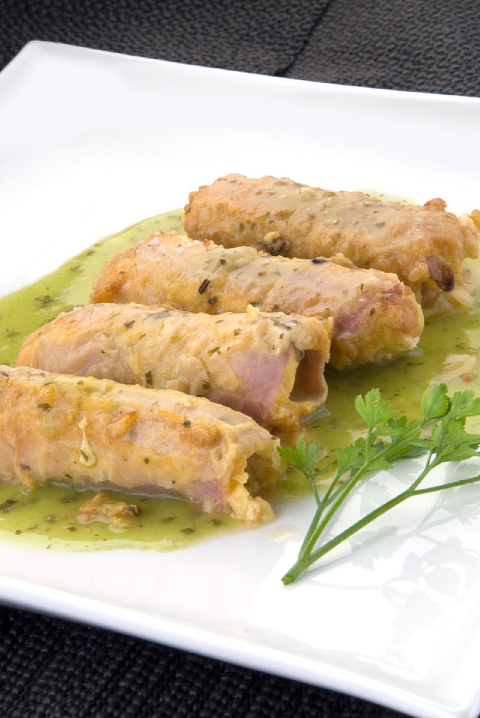 Puerros con jamón cocido en salsa verde