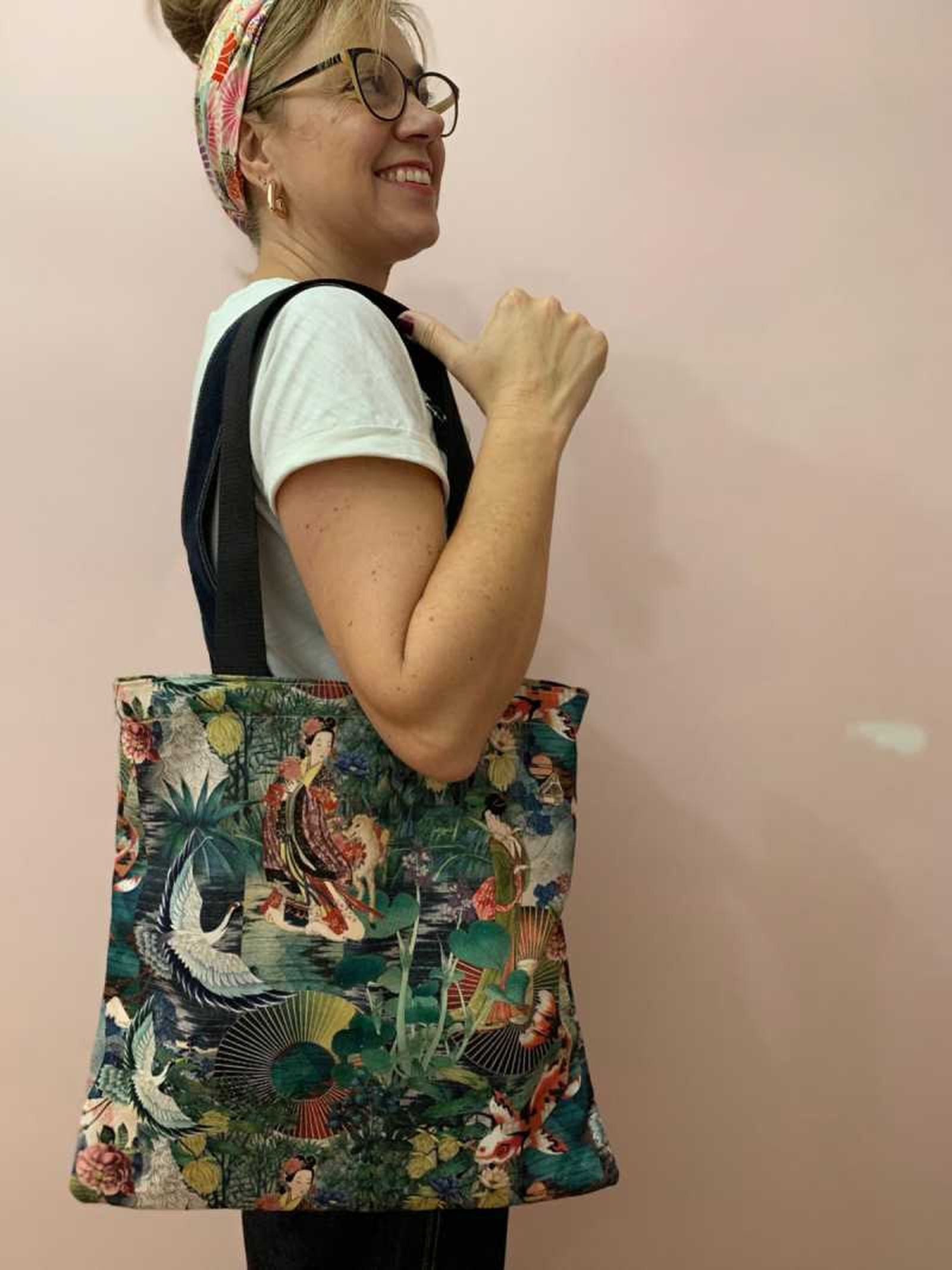 Tote bag artesanal con estampado oriental.