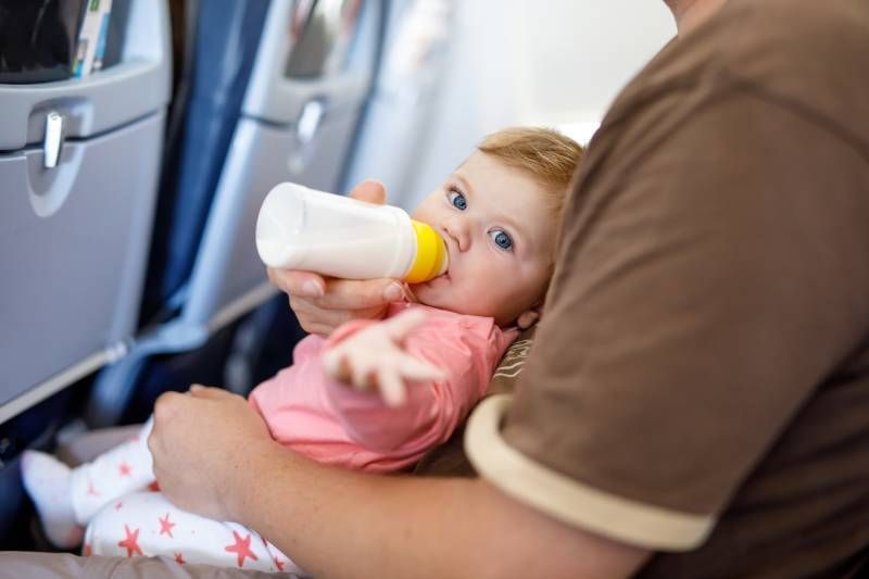 Los alimentos infantiles líquidos en el equipaje de mano del avión sí están permitidos