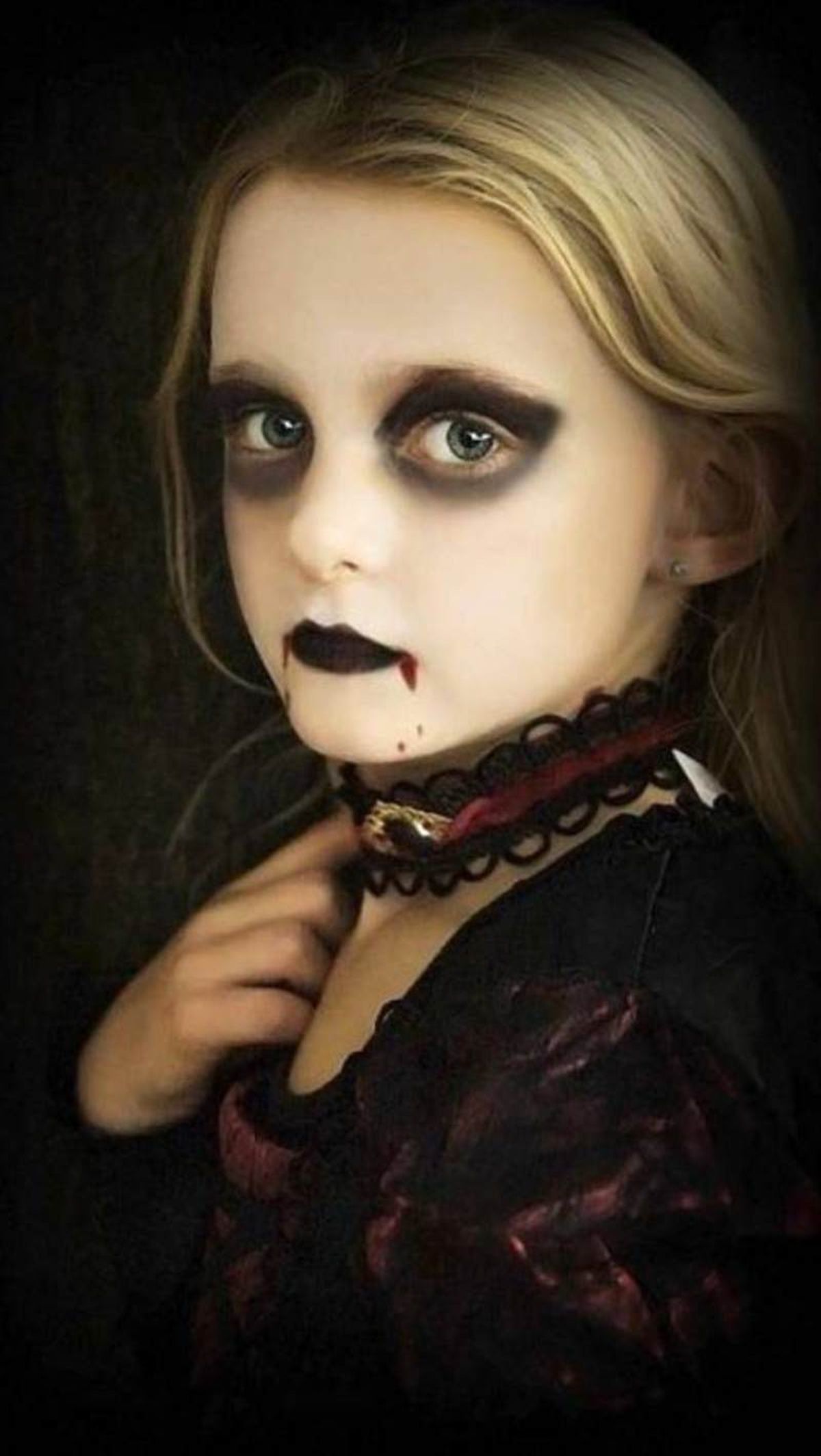 Un poco de sangre falsa en la comisura de los labios te aporta un look más aterrador