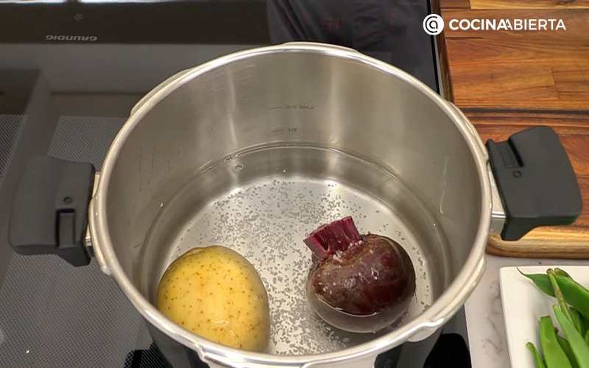 Cuece la patata y la remolacha durante 8 minutos