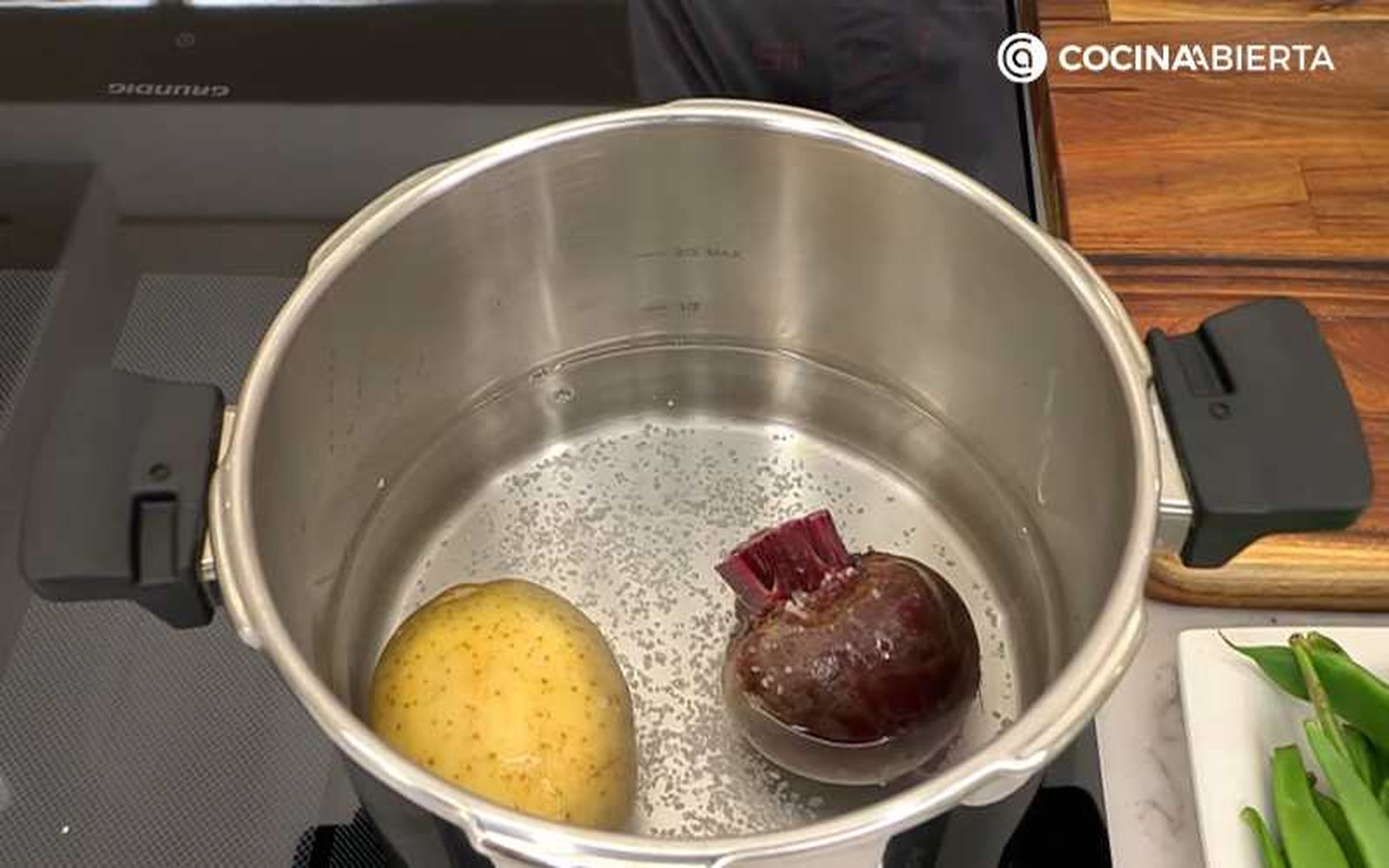 Cuece la patata y la remolacha durante 8 minutos