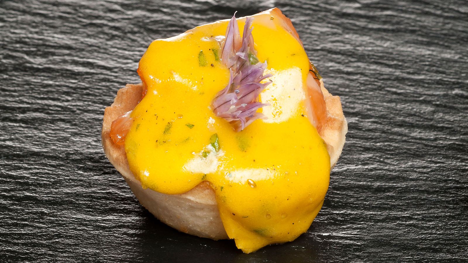 1672 Tartaletas de salmón con holandesa (856) xl