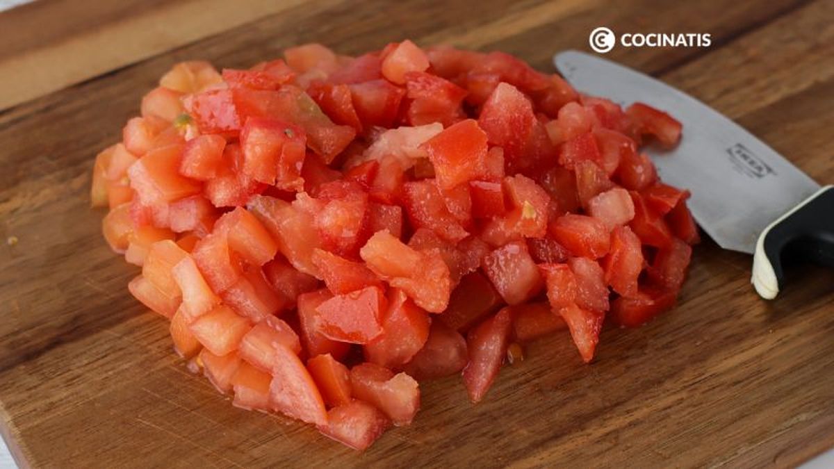 Cortamos el tomate en dados pequeños