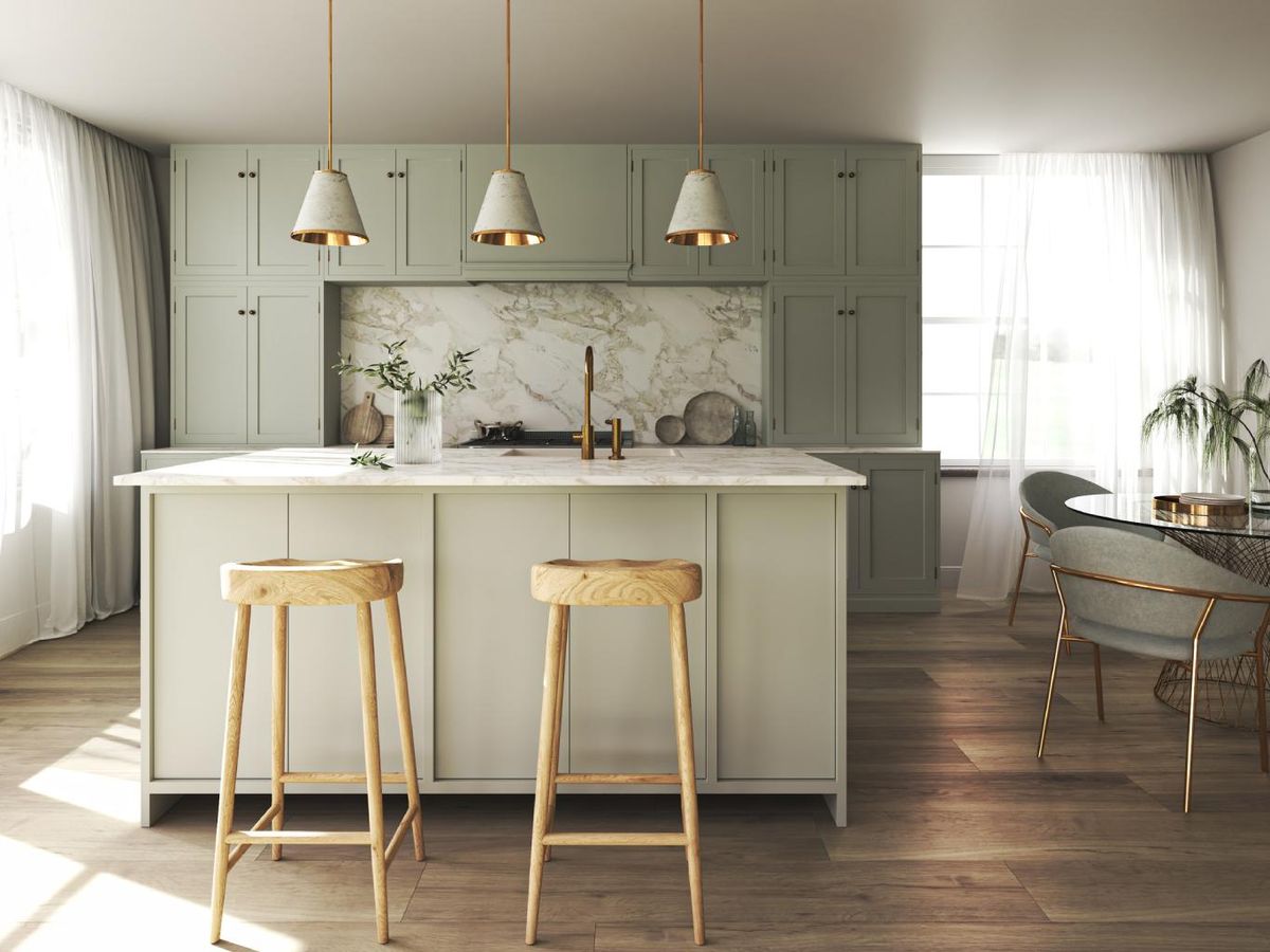 Cocina moderna con lámparas colgantes.