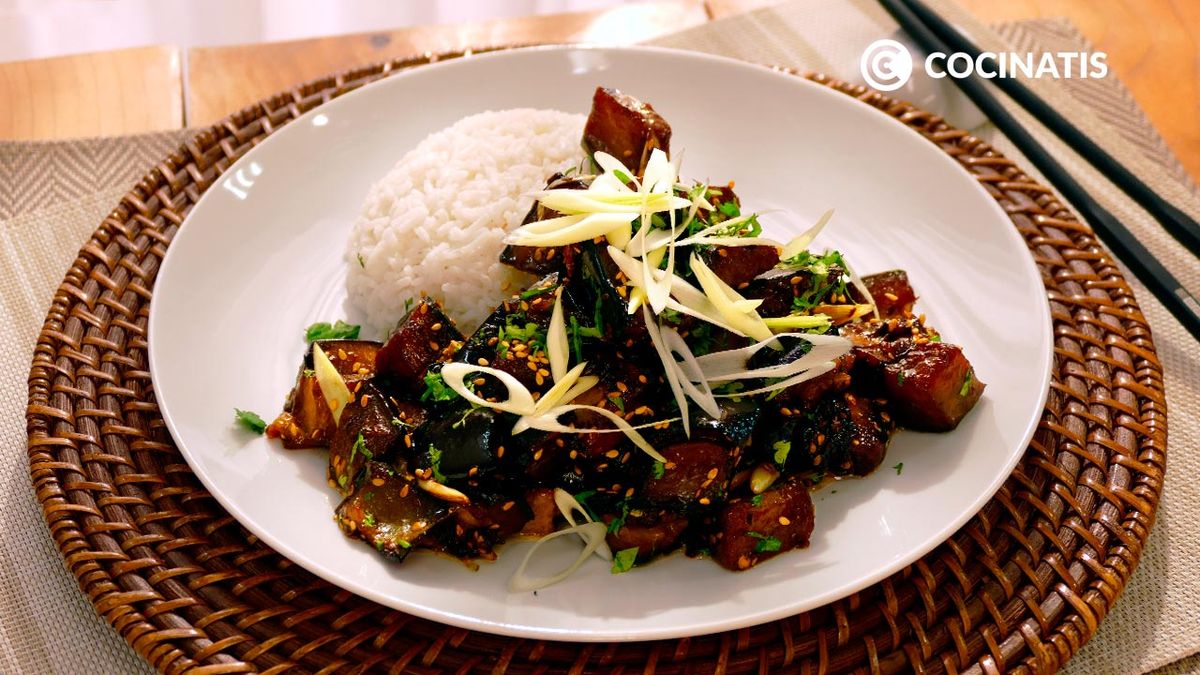 Disfruta de la berenjena salteada acompañada de arroz basmati