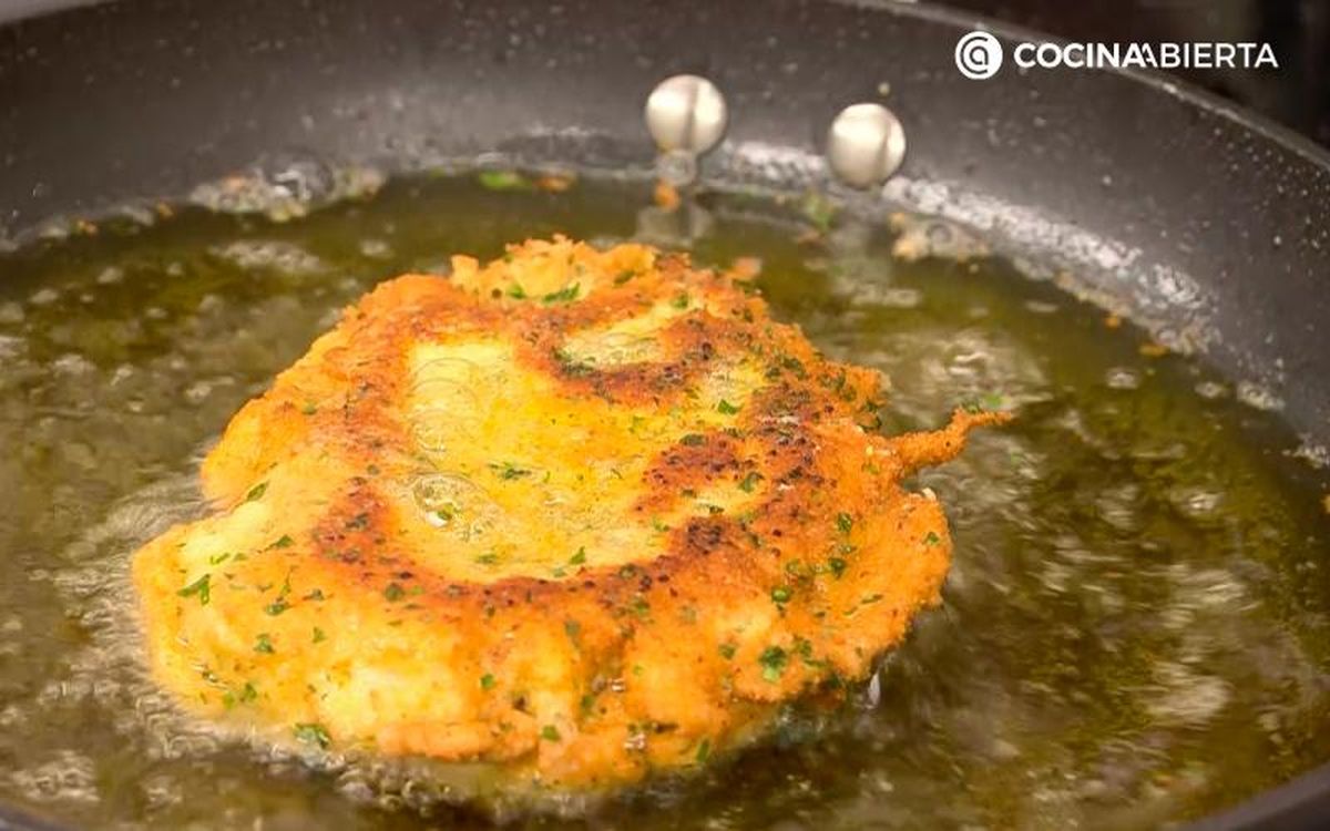 Fríe los cachopos en tandas, 2 minutos por lado