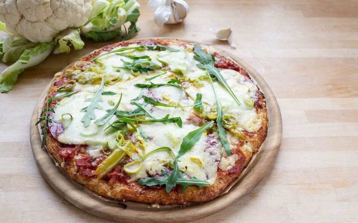 Puedes poner cualquier ingrediente que te apetezca en la masa de pizza de coliflor