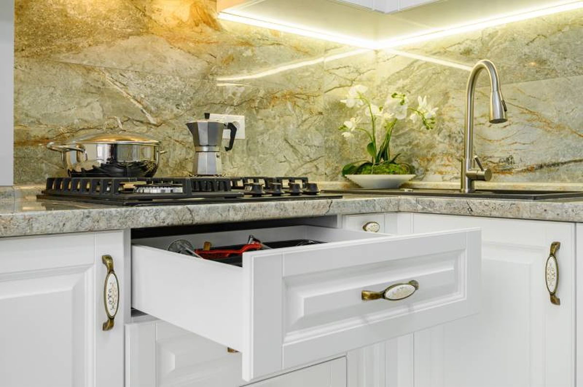 Cocina con vinilo de efecto mármol en el salpicadero.