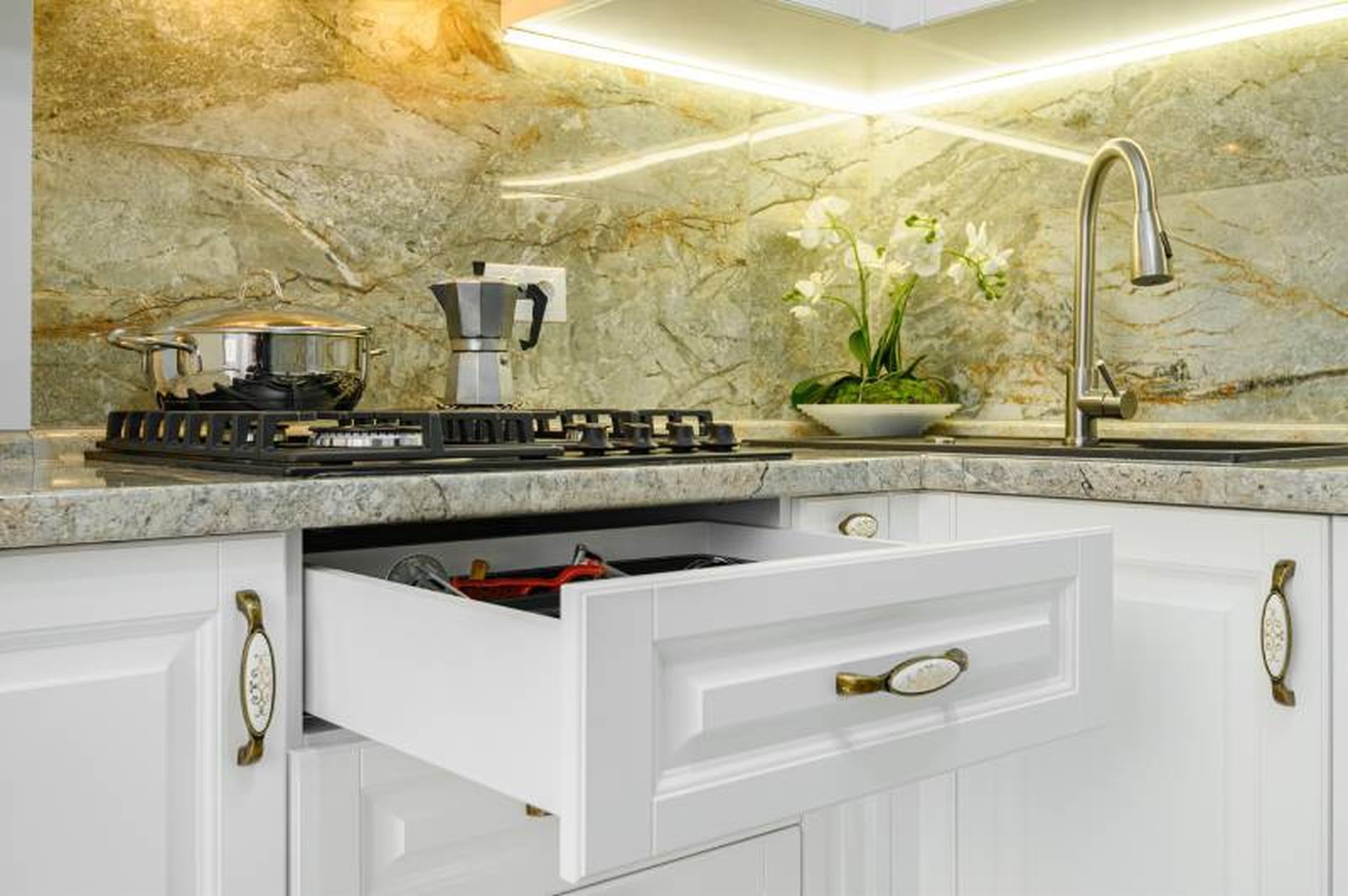 Cocina con vinilo de efecto mármol en el salpicadero.