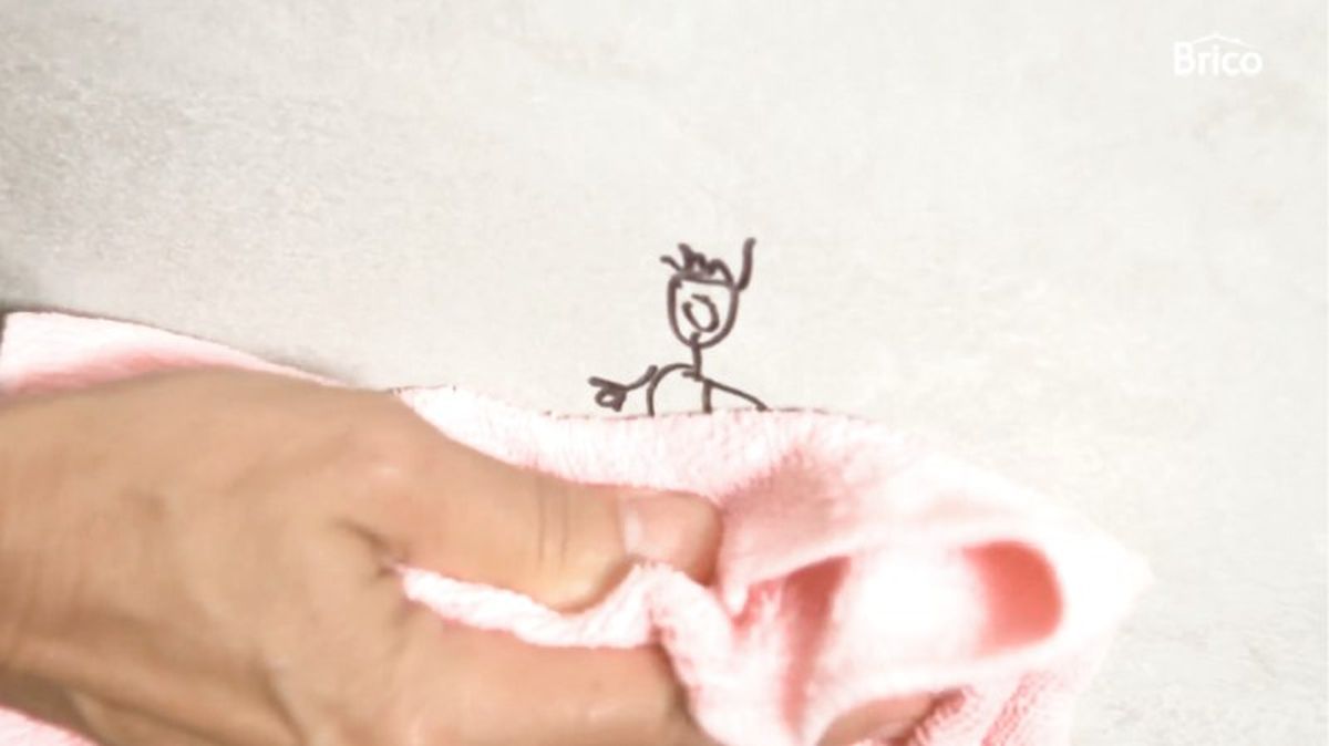 Manchas en una pared blanca