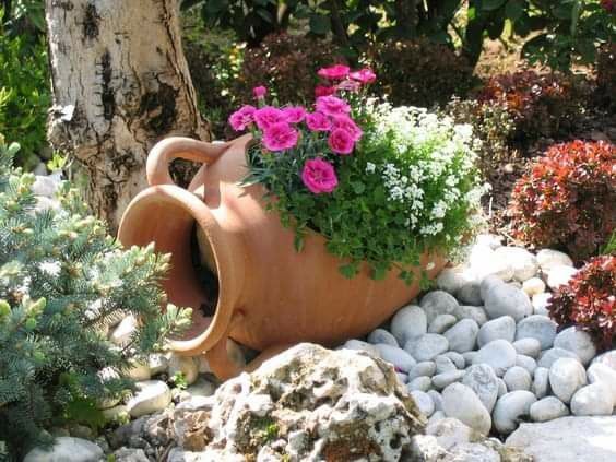 cantaros para decorar el jardin