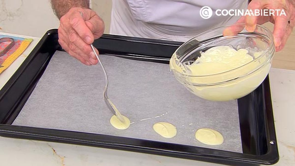 botones de chocolate blanco con frutos secos y frutas deshidratadas receta facil karlos arguinano karl67830321 paso2