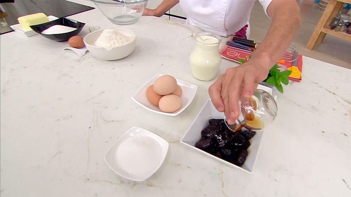 KARL66310320 receta de tarta de ciruelas pasas paso1
