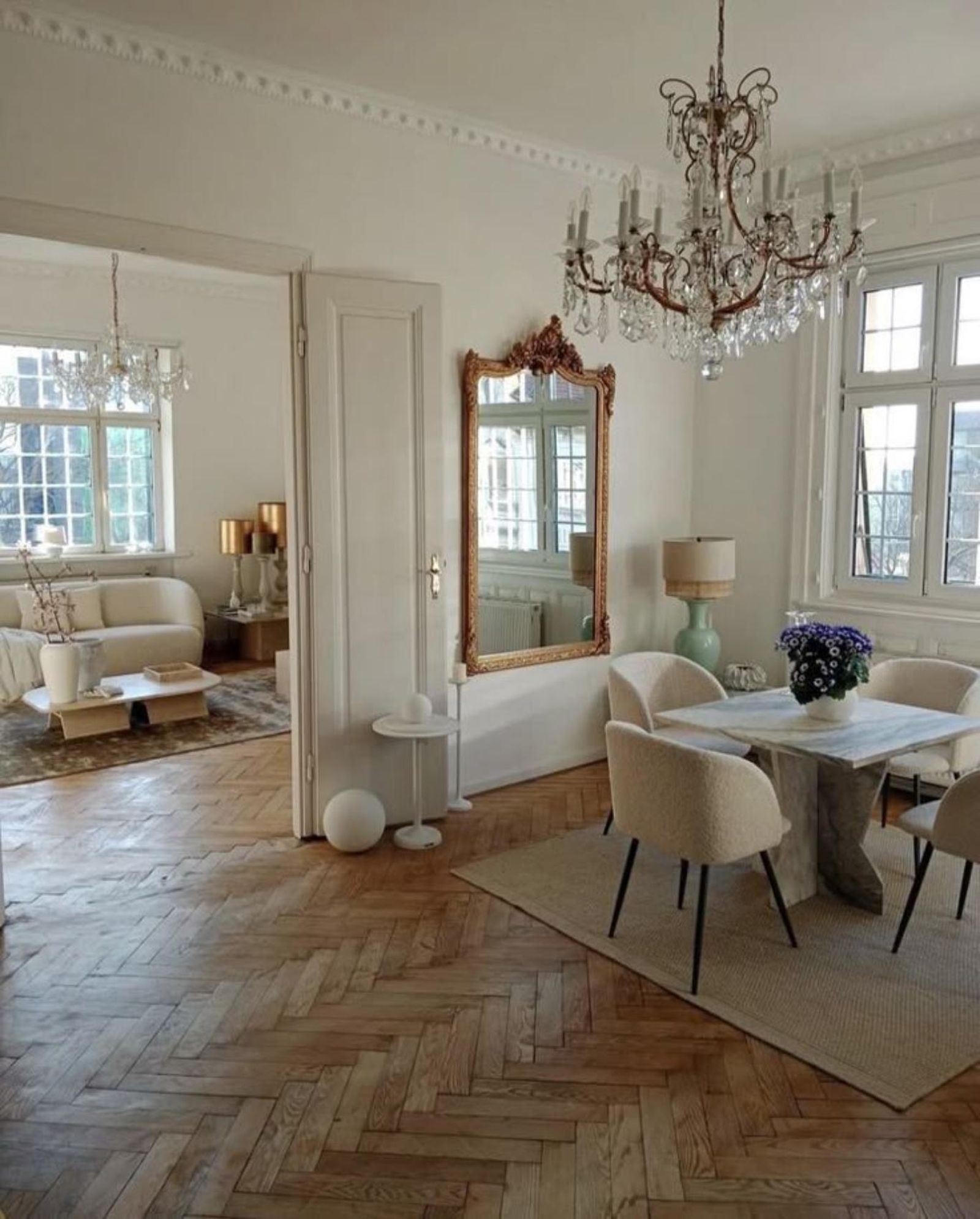 Salón comedor con lámparas de estilo clásico.
