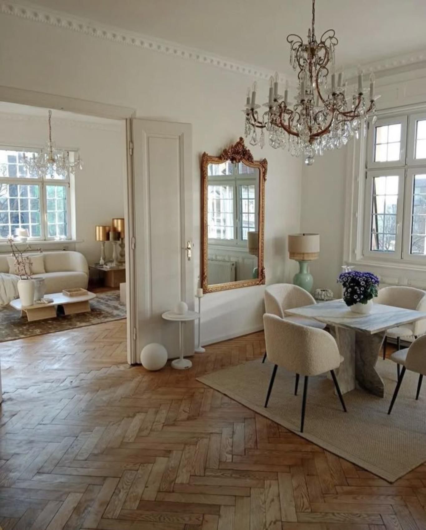 Salón comedor con lámparas de estilo clásico.