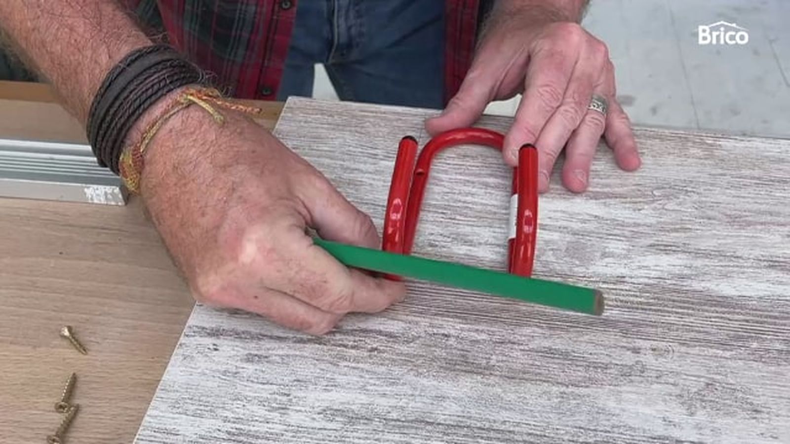 Hacer una mesa colgante para el balcon paso 7