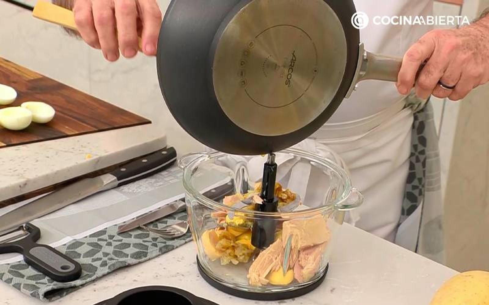 Elaboración de los huevos rellenos de atún- Prepara el relleno