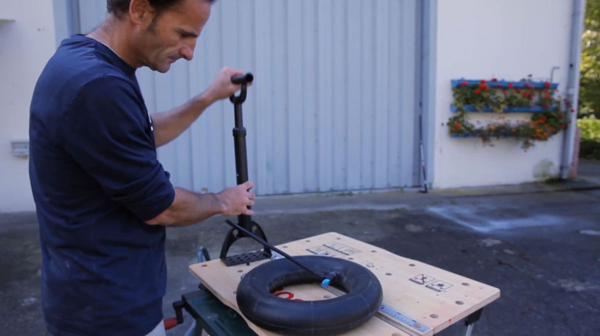 Cómo reparar pinchazo en la cámara de una rueda paso 2