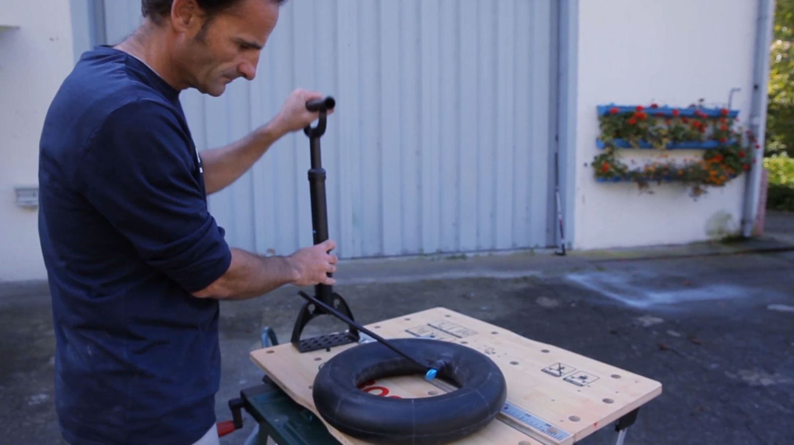 Cómo reparar pinchazo en la cámara de una rueda paso 2