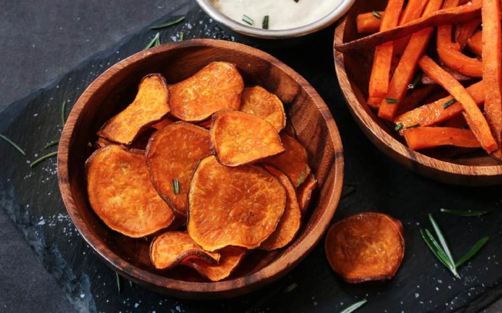 Si quieres añadir un picoteo saludable, los chips vegetales son una gran opción