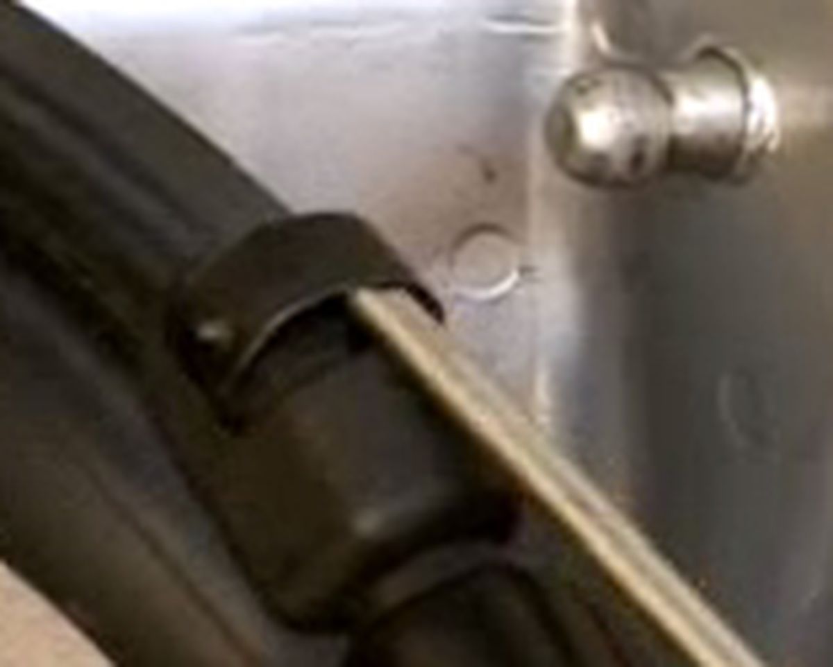 Cambiar el muelle neumático del maletero p5