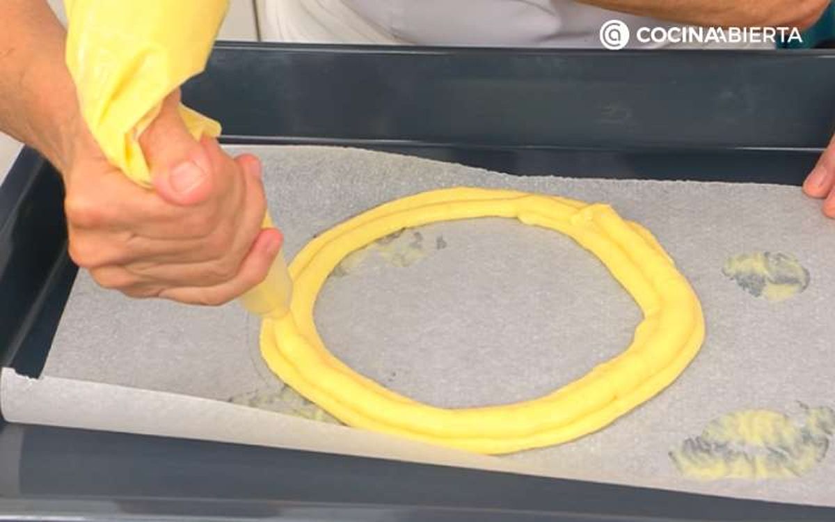 Forma tres anillos con la masa o pasta choux