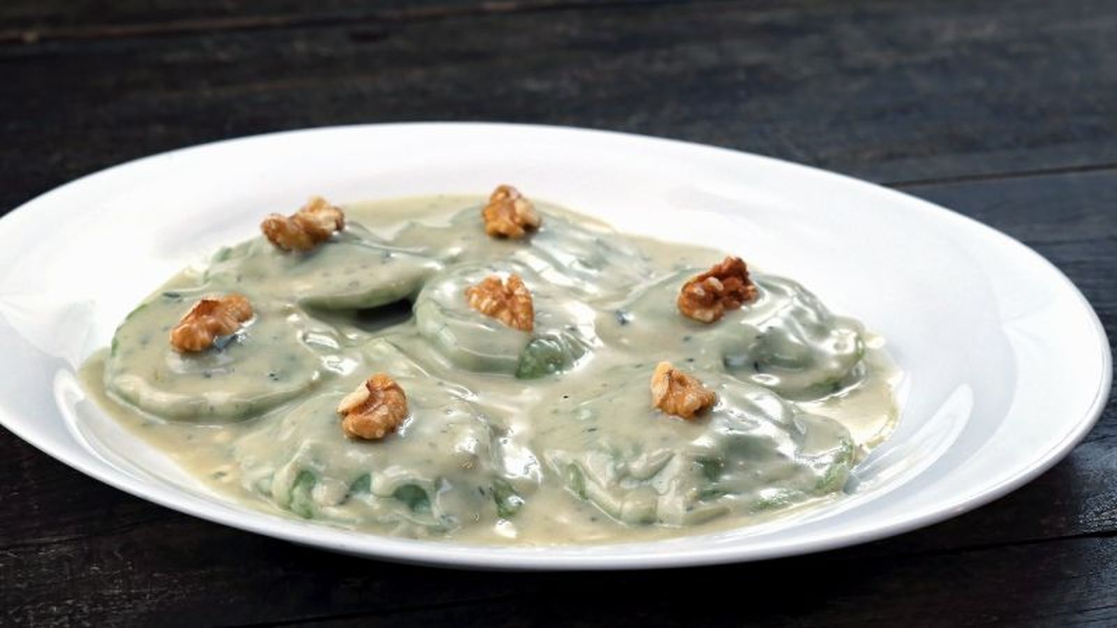 Pasta rellena con salsa de queso gorgonzola