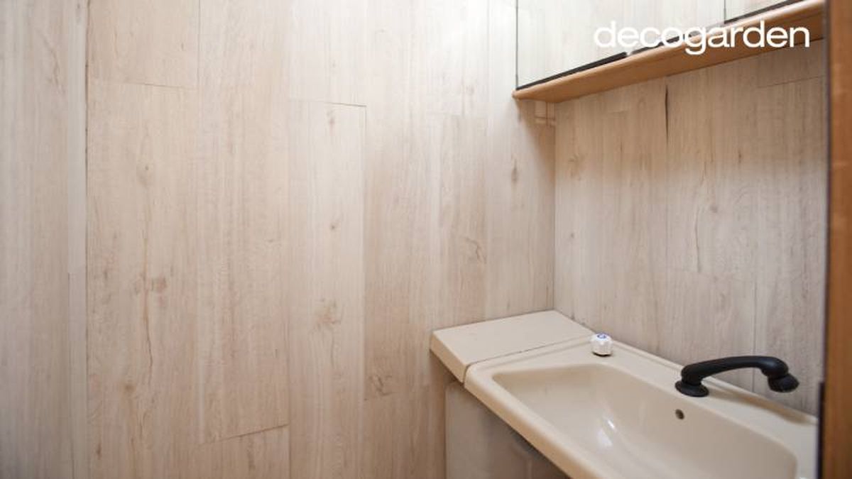 Baño moderno de una caravana.