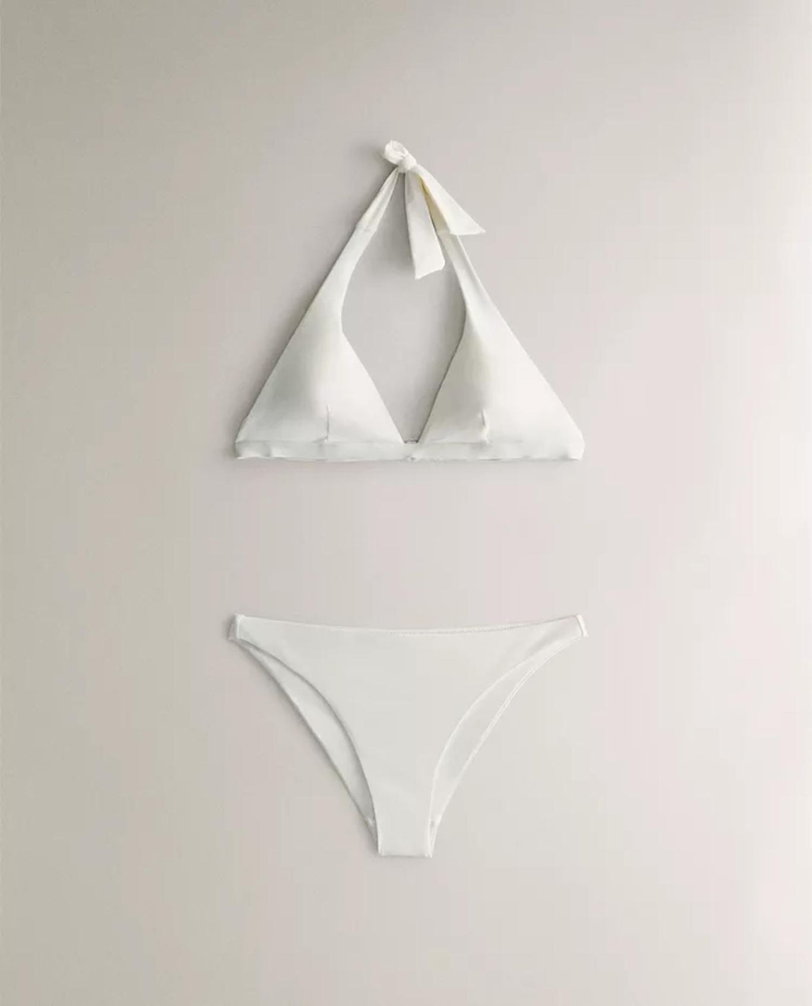 Bikini crudo liso con lazada al cuello.