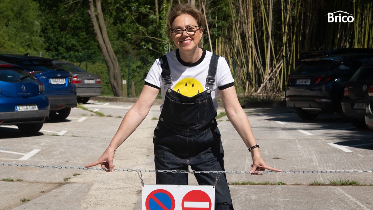 Yolanda Alzola junto a la cadena delimitadora que acaba de colocar